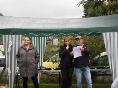 Notre présidente et notre secrétaire, avec le juge, pour la remise des prix